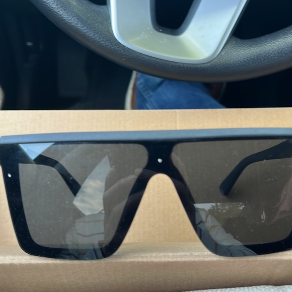Burberry sunglasses - Picture 2 of 2